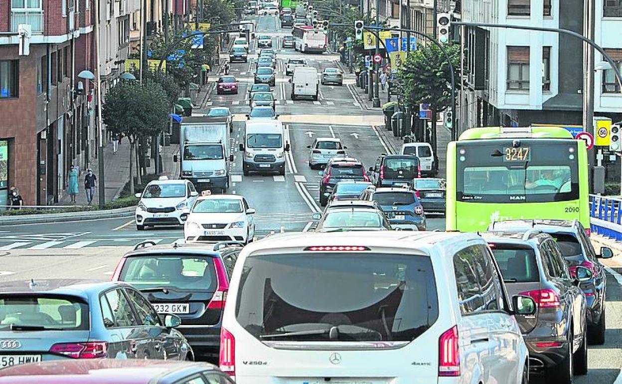 Tráfico abundante en las calles de Bilbao. 