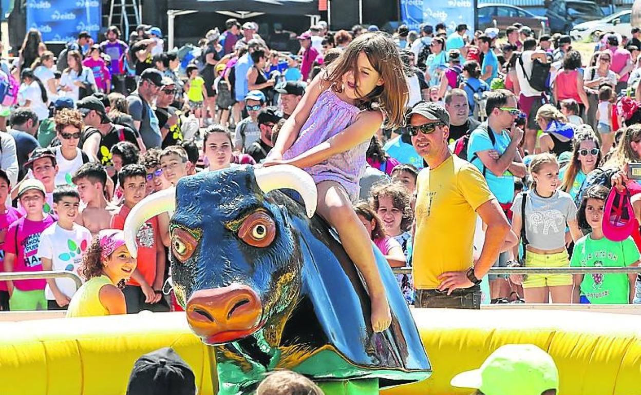 Los niños se divierten en el toro mecánico. 