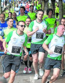 Imagen secundaria 2 - El público animó a sus familiares y compañeros de trabajo hasta con pompones de cheerleaders. Martín Fiz, campeón mundial y europeo de maratón, se hizo multitud de fotos con otros corredores antes de tomar la salida. Los atletas siguen unidos en el primer tramo de la carrera. 