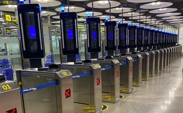 Controles automáticos de pasaportes cerrados en la T4 de Barajas.