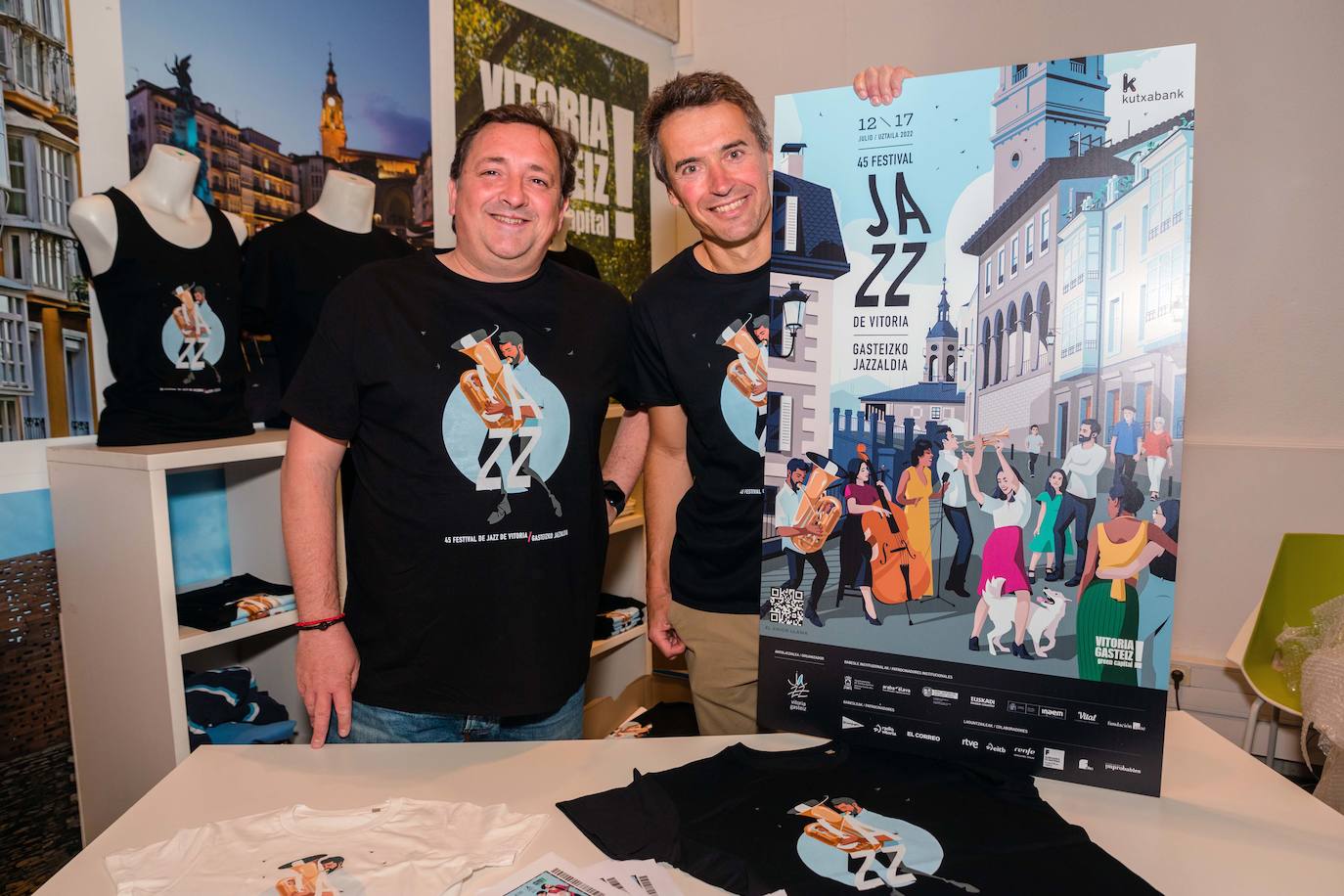 Íñigo Zárate y Alberto Ibarrondo posan con el cartel dentro de la tienda oficial. 