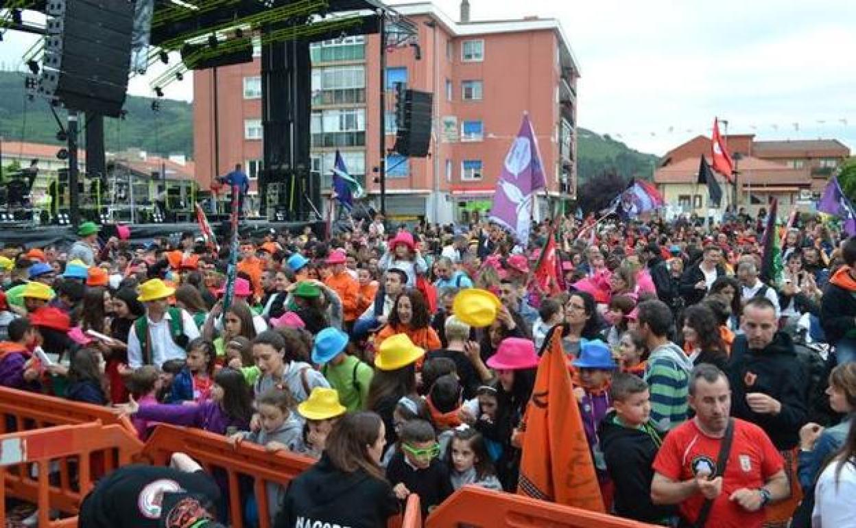 Cientos de personas se acercaron a la plaza para vivir en directo el inicio festivo. / CRISTINA RAPOSO