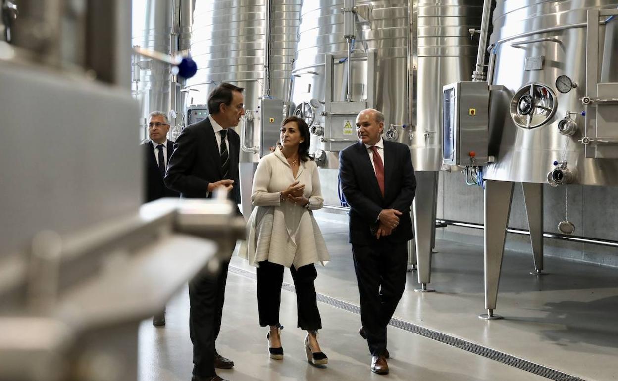 Andreu, presidenta riojana, recorrió el nuevo complejo vitivinícola de la comarca jarrera. 