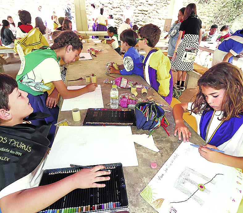 Se afanaron con sus lápices y pinturas.