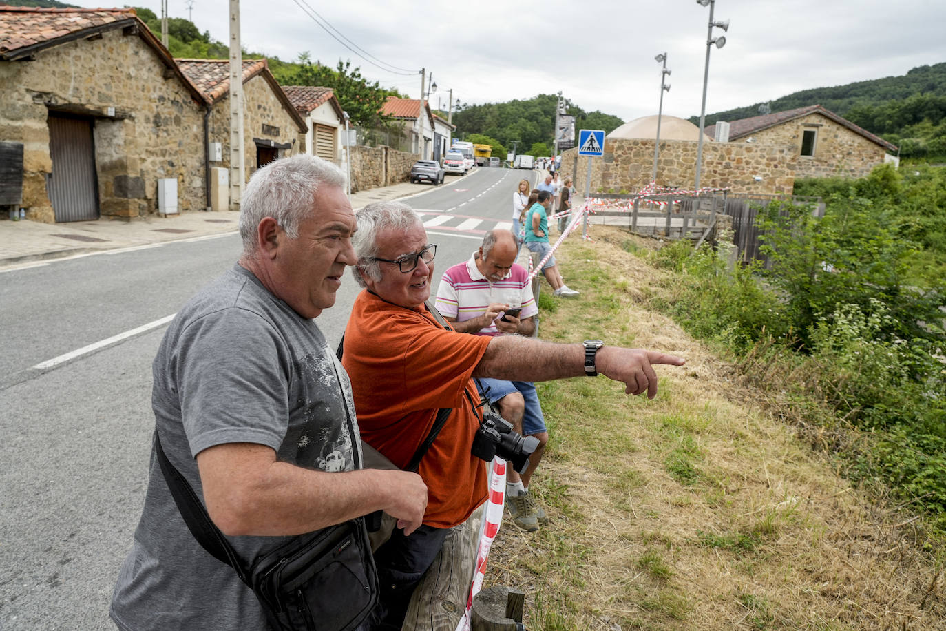 Josu Maguregui y José Ramón Varela siguen la grabación junto a la carretera.