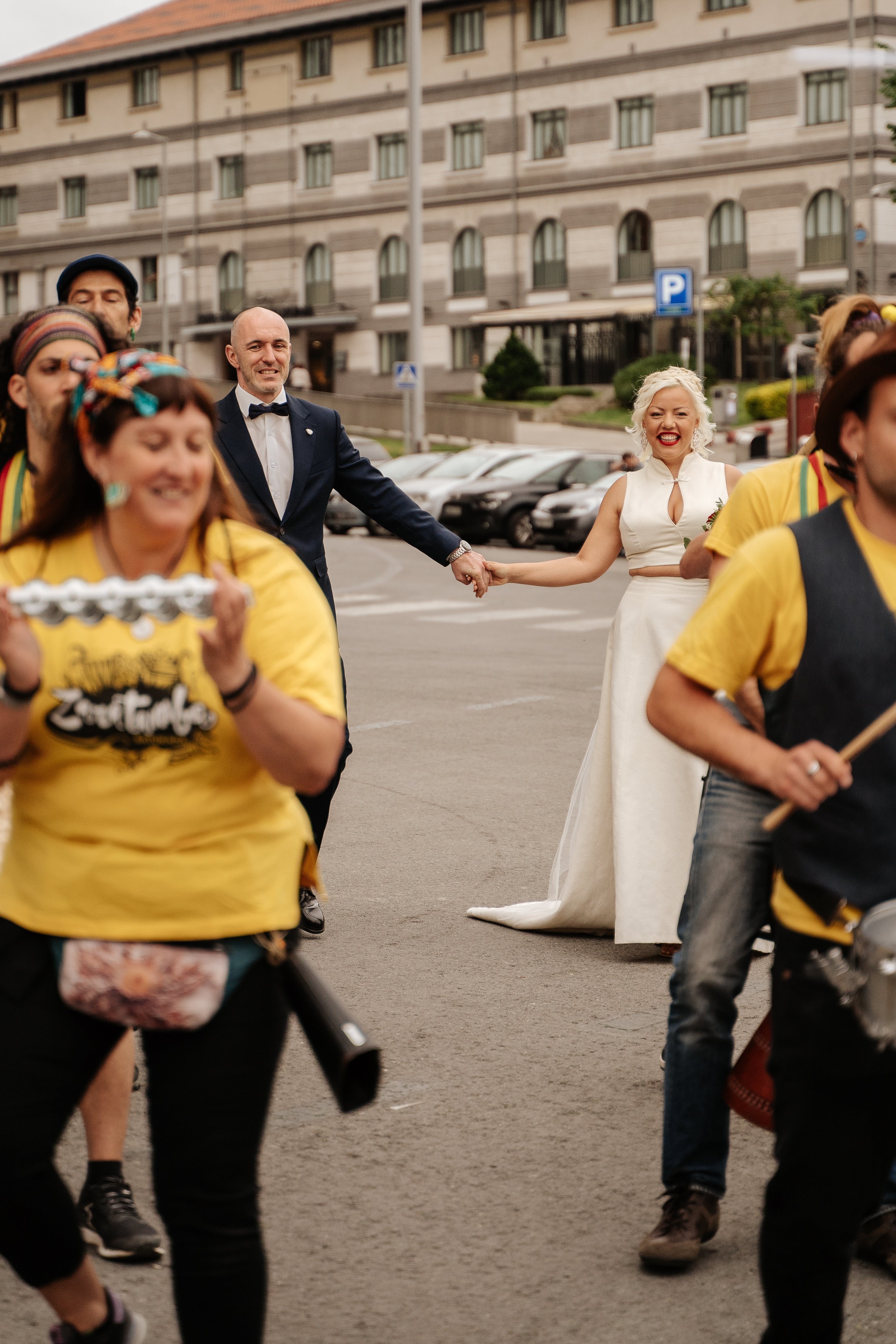 Fotos: La boda de Elisa y Beñat: un vestido de novia de Koopera y el tranvía de Bilbao alquilado para invitados