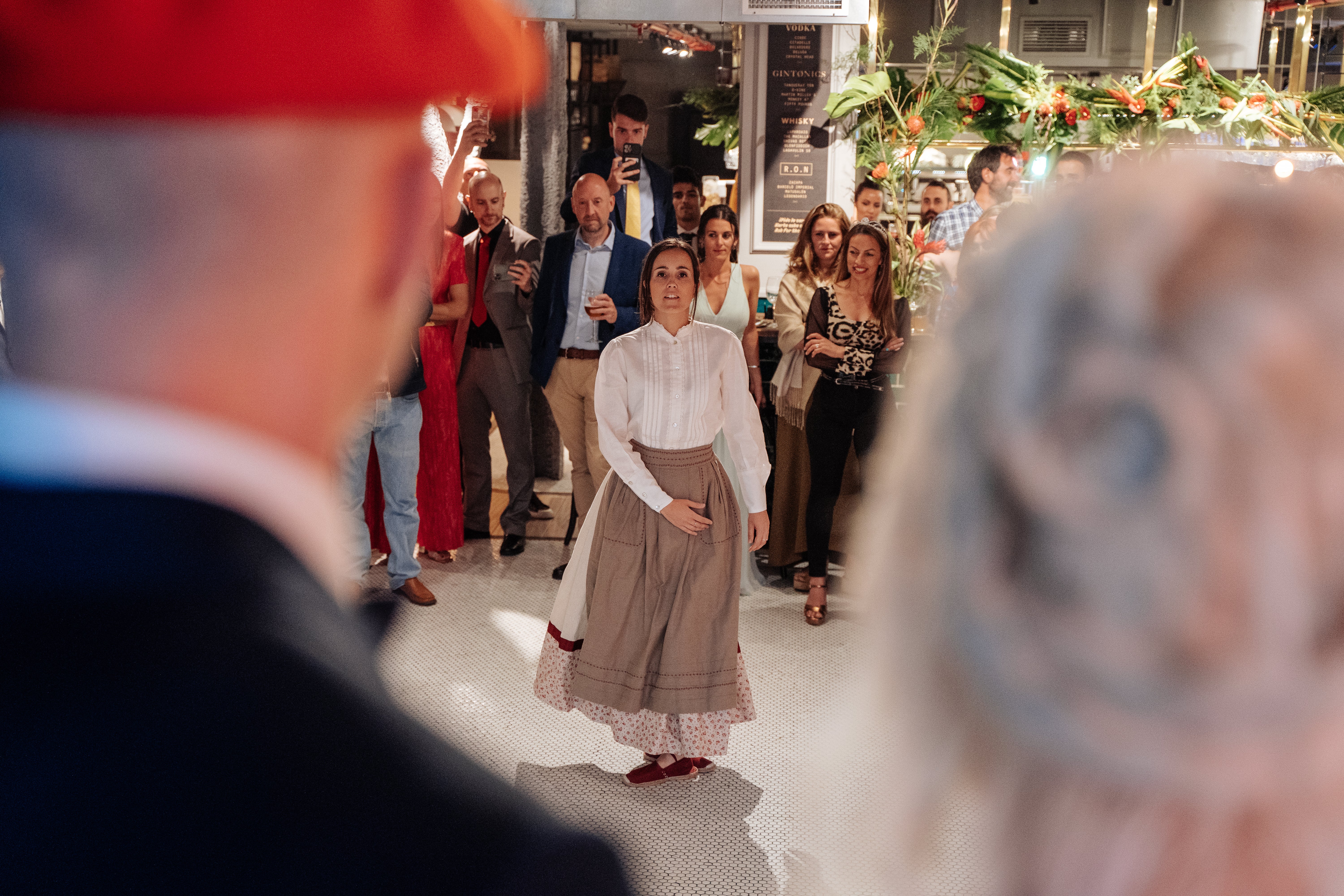 Fotos: La boda de Elisa y Beñat: un vestido de novia de Koopera y el tranvía de Bilbao alquilado para invitados