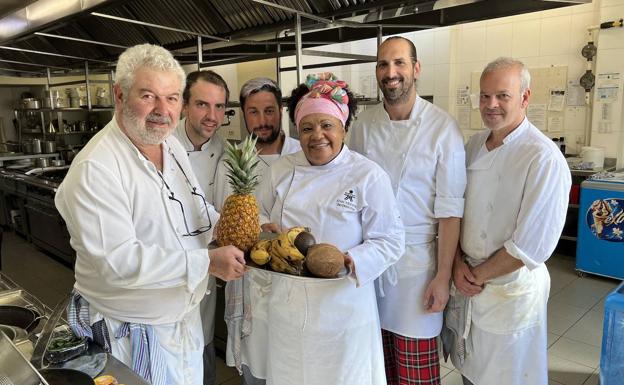 La cocinera posa junto al jefe de cocina de la Sociedad Bilbaína, Carmelo Bengoetxea (izquierda), y el resto del equipo.