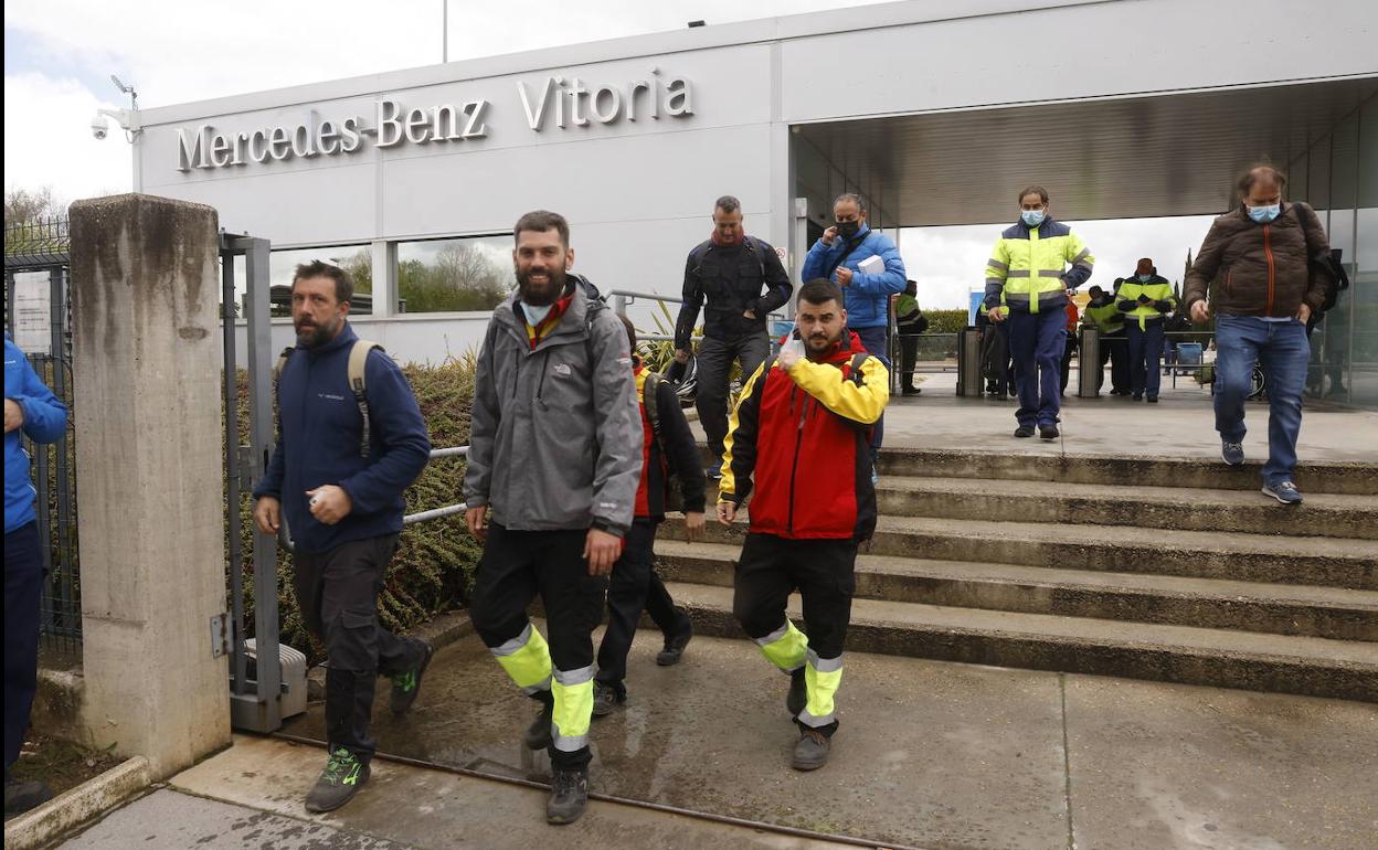 Trabajadores de Mercedes salen de la planta de Vitoria tras finalizar su turno de mañana.