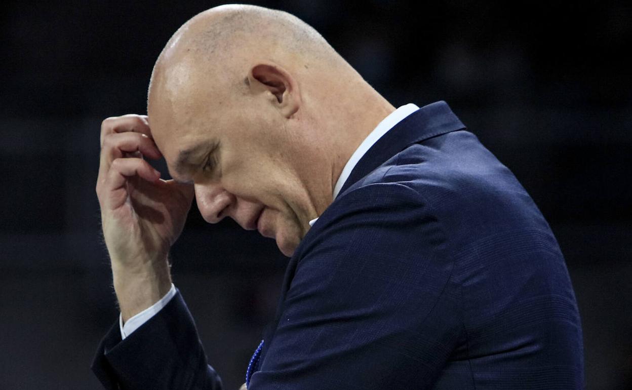 Spahija, cabizbajo, durante uno de los partidos de esta última temporada.