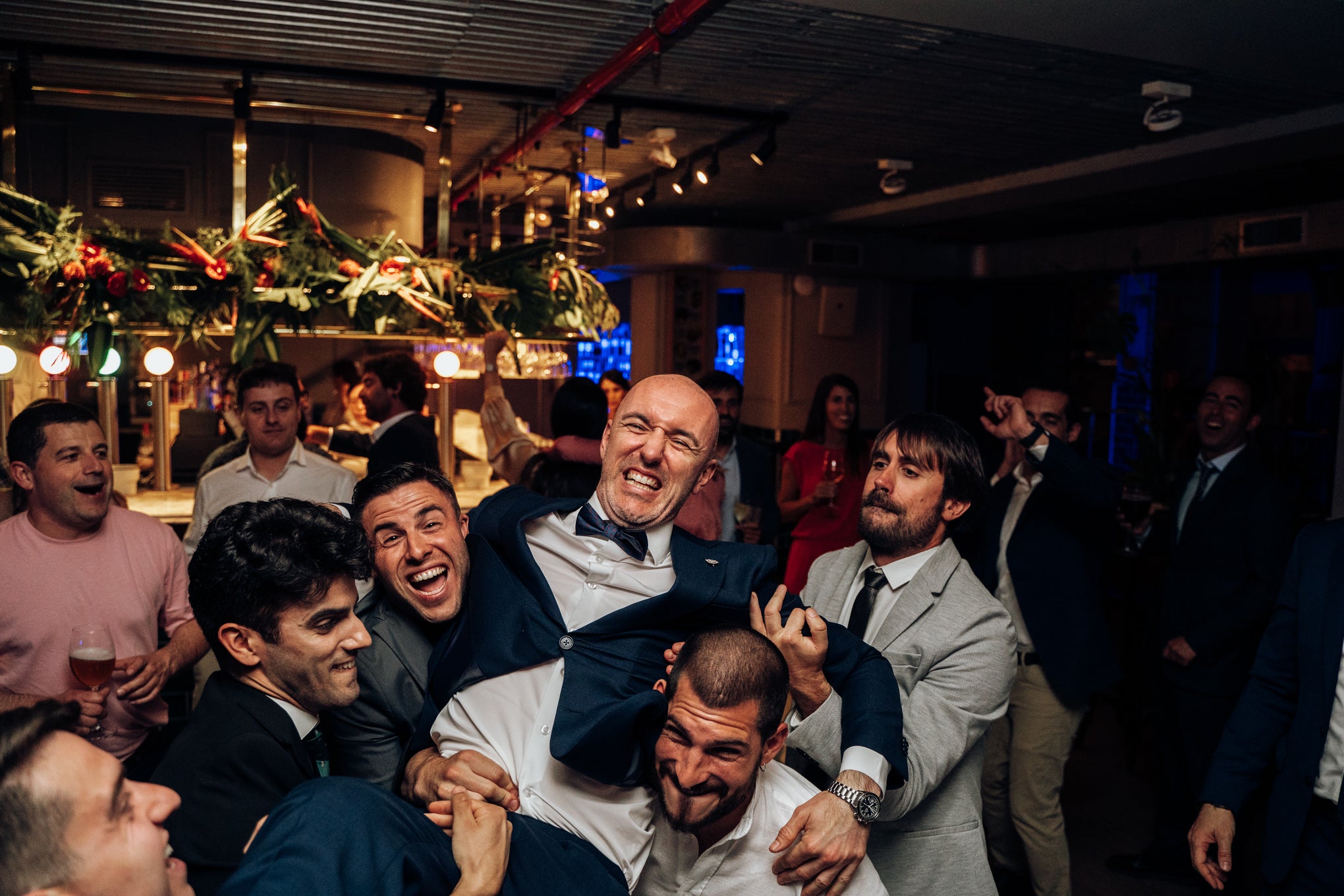 Fotos: La boda de Elisa y Beñat: un vestido de novia de Koopera y el tranvía de Bilbao alquilado para invitados