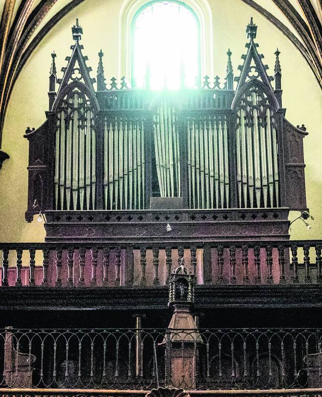 San Miguel de Vitoria. Obra de Aquilino Amezúa en 1893. Consta de consola exenta, dos teclados manuales de 56 notas y un pedal de 30.