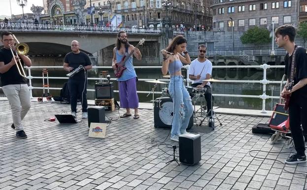 Los soldaditos marineros de las calles de Bilbao