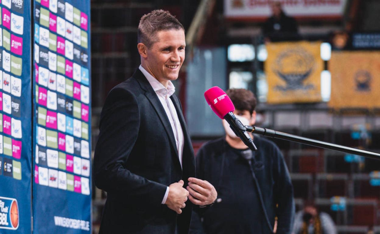 Lakovic atiende a los medios alemanes después de un partido con el Ratiopharm Ulm. 