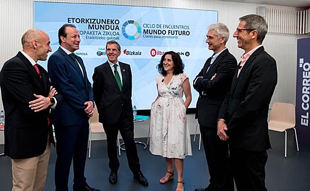 Lucas Irigoyen, periodista de la sección de Economía de EL CORREO, con Carlos López de las Heras (Tubos Reunidos), Asís Canales (Iberdrola), Olga Martín (Aclima), Josu Ibarbia (CAF) y José Luis Elejalde (Tecnalia), en los prolegómenos del debate.