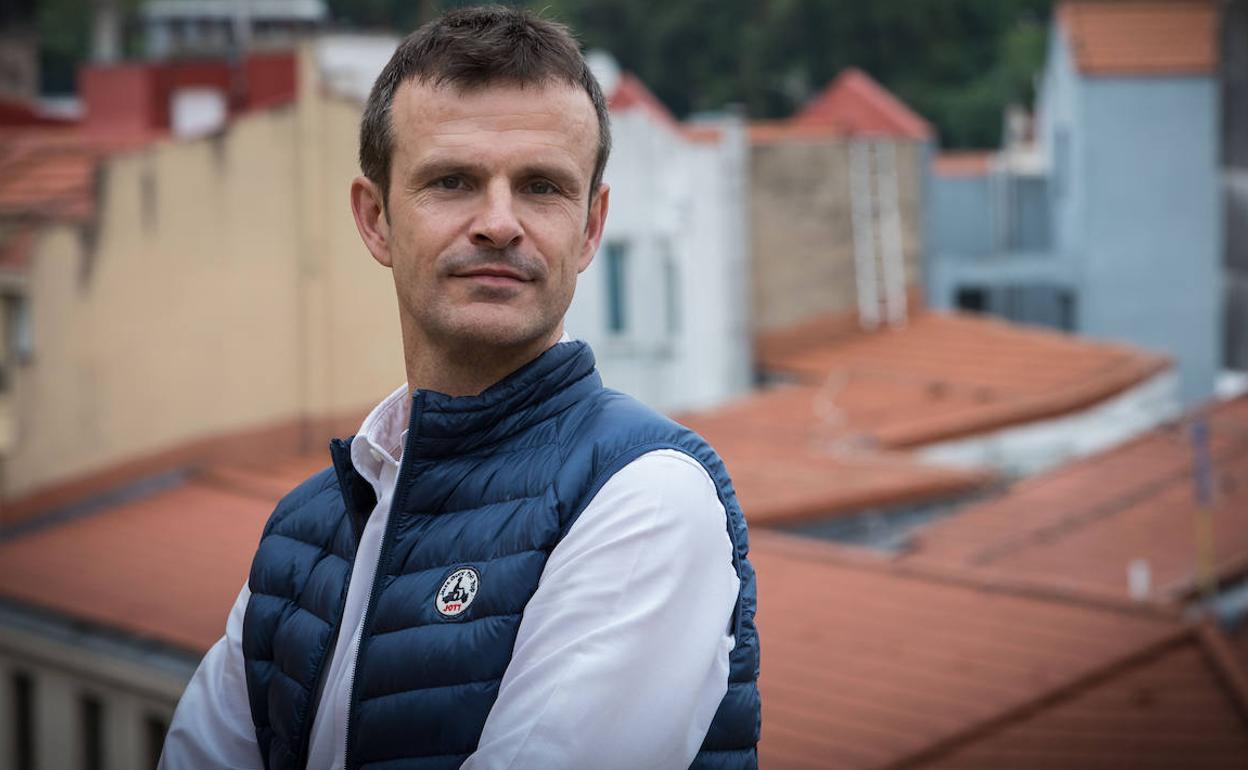 Jon Uriarte posa en el balcón de uno de sus centros de trabajo en Bilbao. 