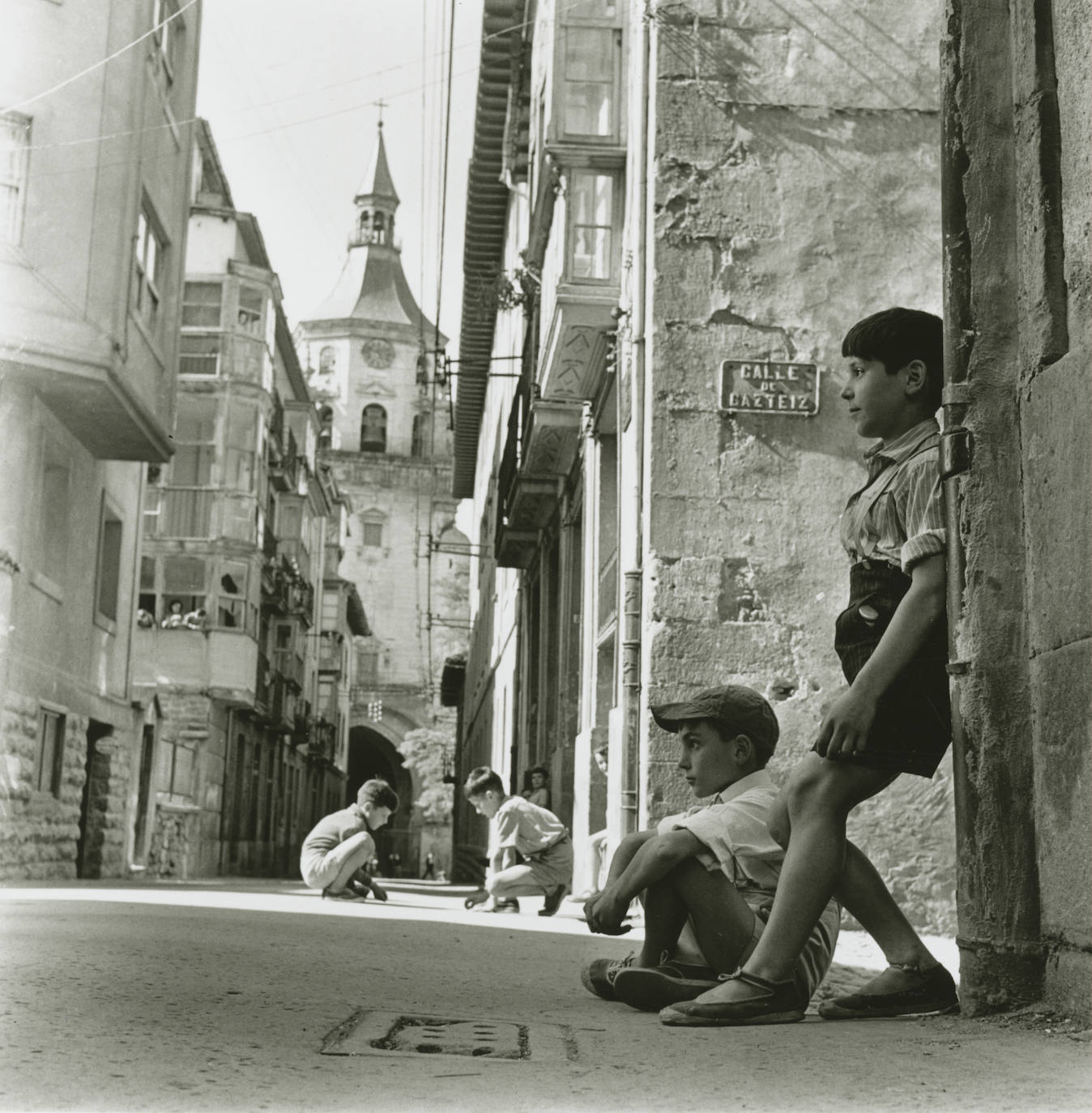 Calle Santa María, al fondo la torre de la catedral de Santa María (1956)