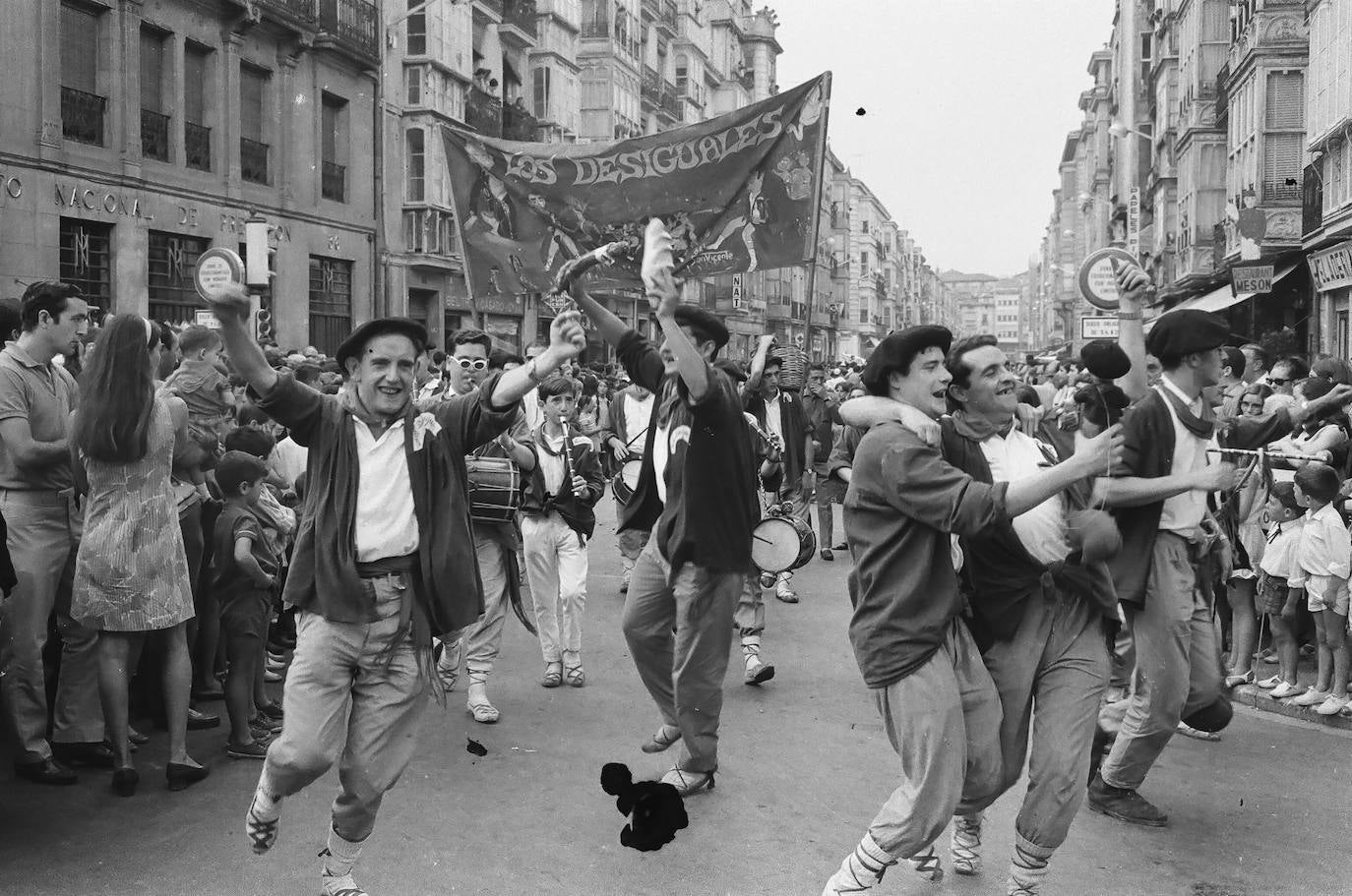 Fiestas de la Blanca de 1968. Desfile de las cuadrillas de blusas
