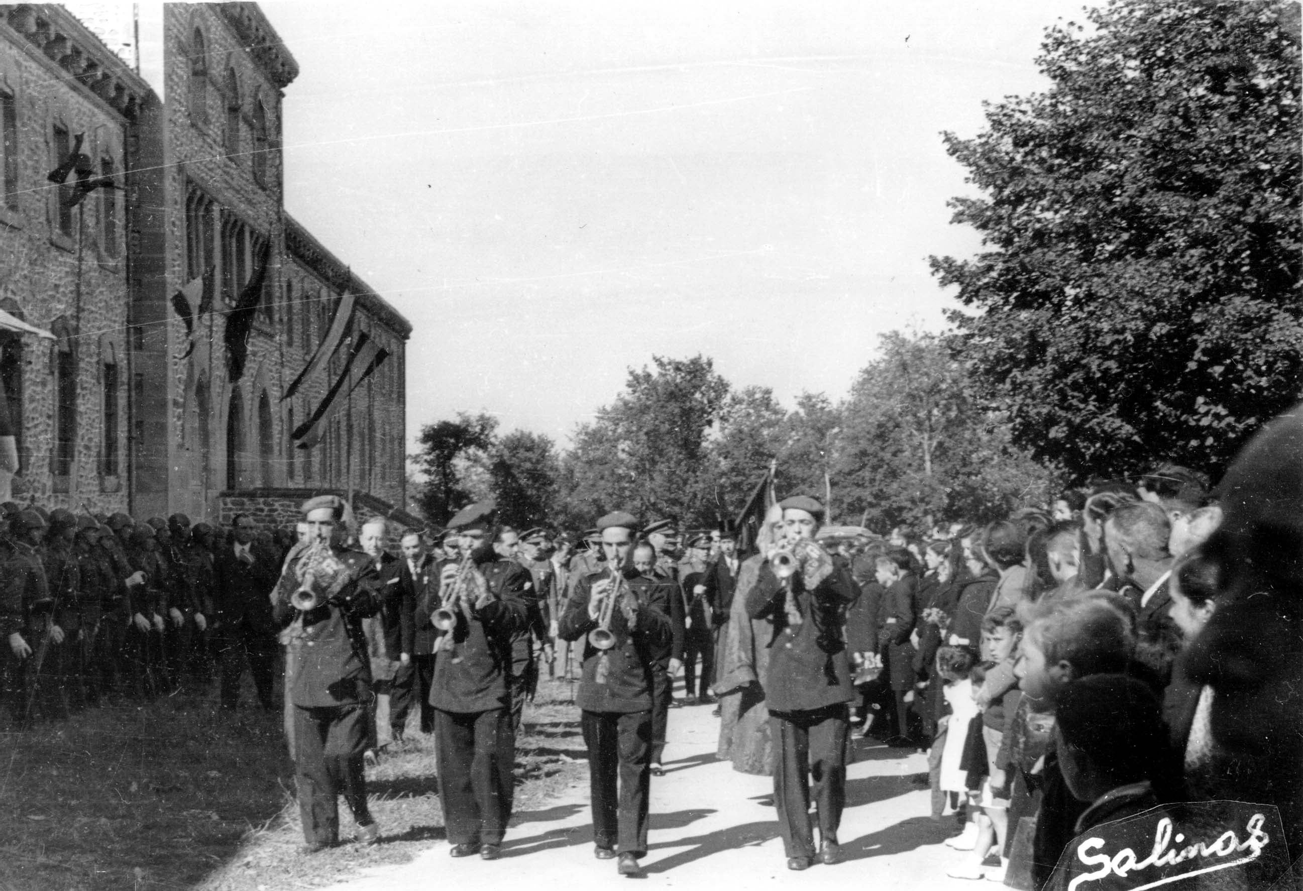 Trompeteros de la Diputación de Vizcaya abren la marcha de su corporación en el cerro de Estíbaliz, el día de las bodas de plata de la proclamación canónica de la Virgen de Estíbaliz