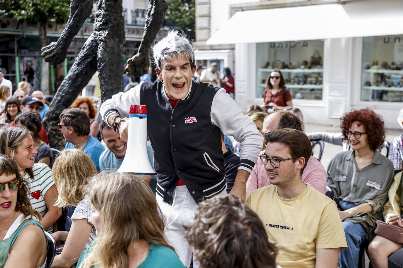 Espectáculo 'Bidearen amaieran' de la compañía Hortzmuga en la plaza del Arca
