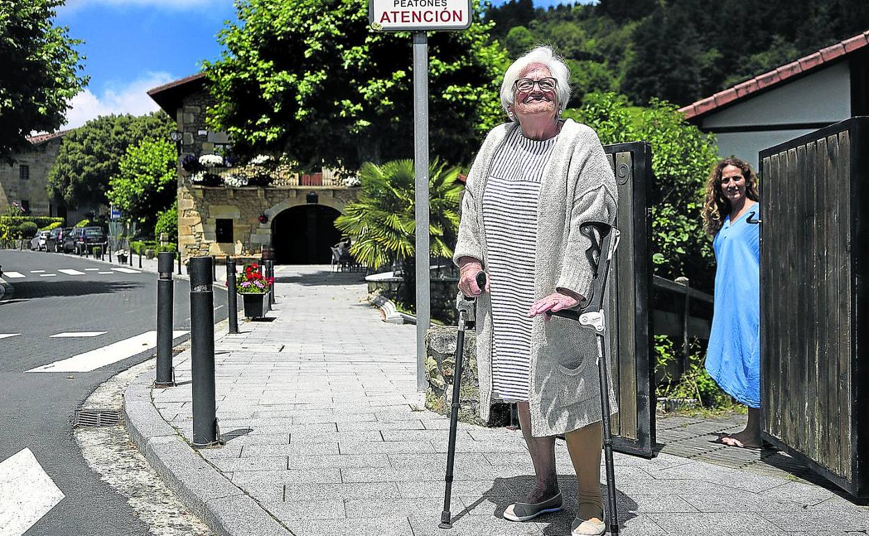 Una vecina de Garai, una de las localidades vizcaínas que ya se han quedado sin consultorio abierto por la falta de médicos. 