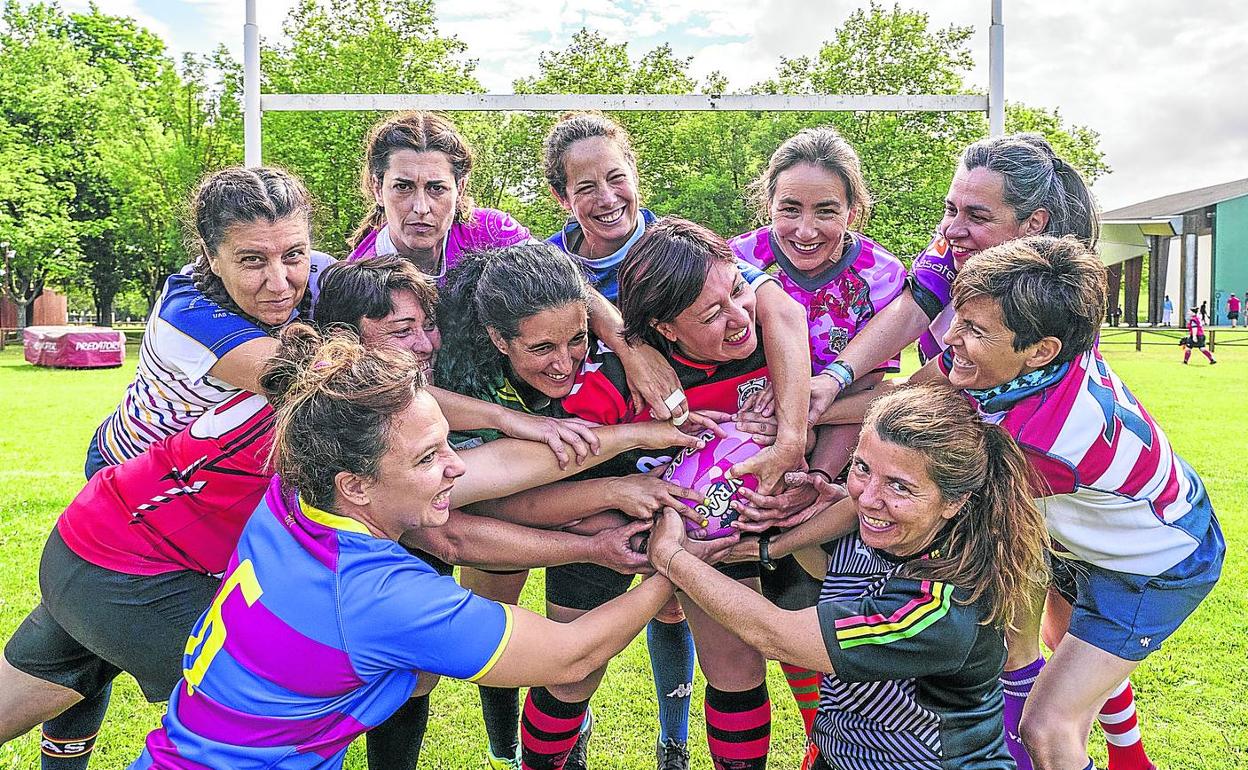 Las capitanas de los 11 equipos participantes del Mater Series posan junto al balón ovalado antes de ponerse en acción en Gamarra. 