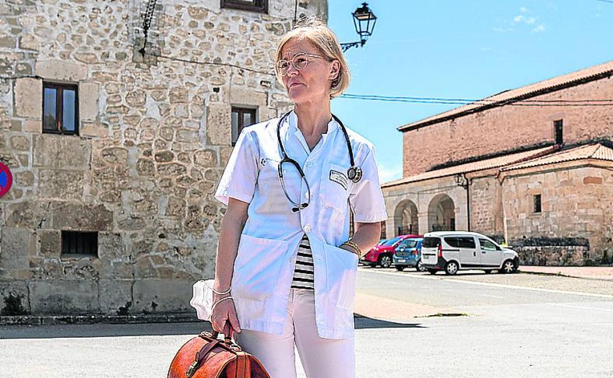 Carmen Rodríguez es médica en Villanueva de Valdegovía. 