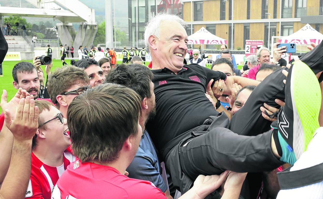 Esteban Feijoó, manteado por los jugadores del Athletic Genuine el pasado domingo en Lezama. 