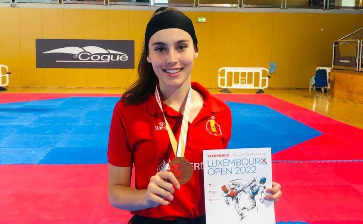 Jone Magdaleno en Luxemburgo, posando con su última medalla conseguida. 