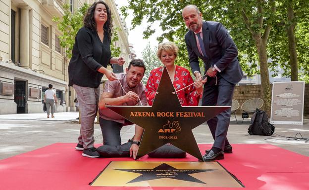 Estíbaliz Canto, Alfonso Santiago, Ana del Val y José Luis Bastarrica inauguran el 'Paseo de las Estrellas' entre la plaza de Los Fueros y la Virgen Blanca.