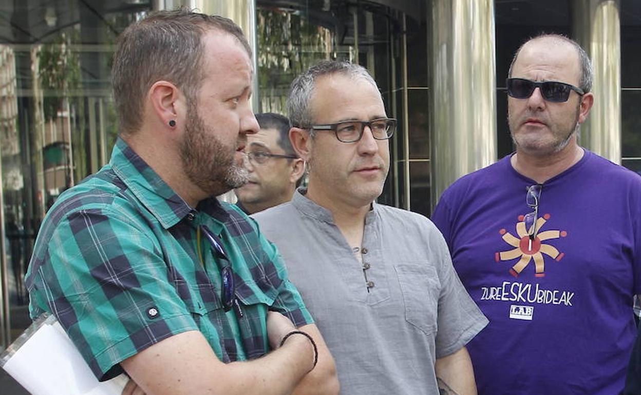 Igor Guevara, a la izquierda, ante el Palacio de Justicia de Vitoria.