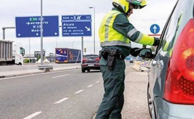 Las elevadas multas de la DGT si no llevas estos tres documentos en el coche