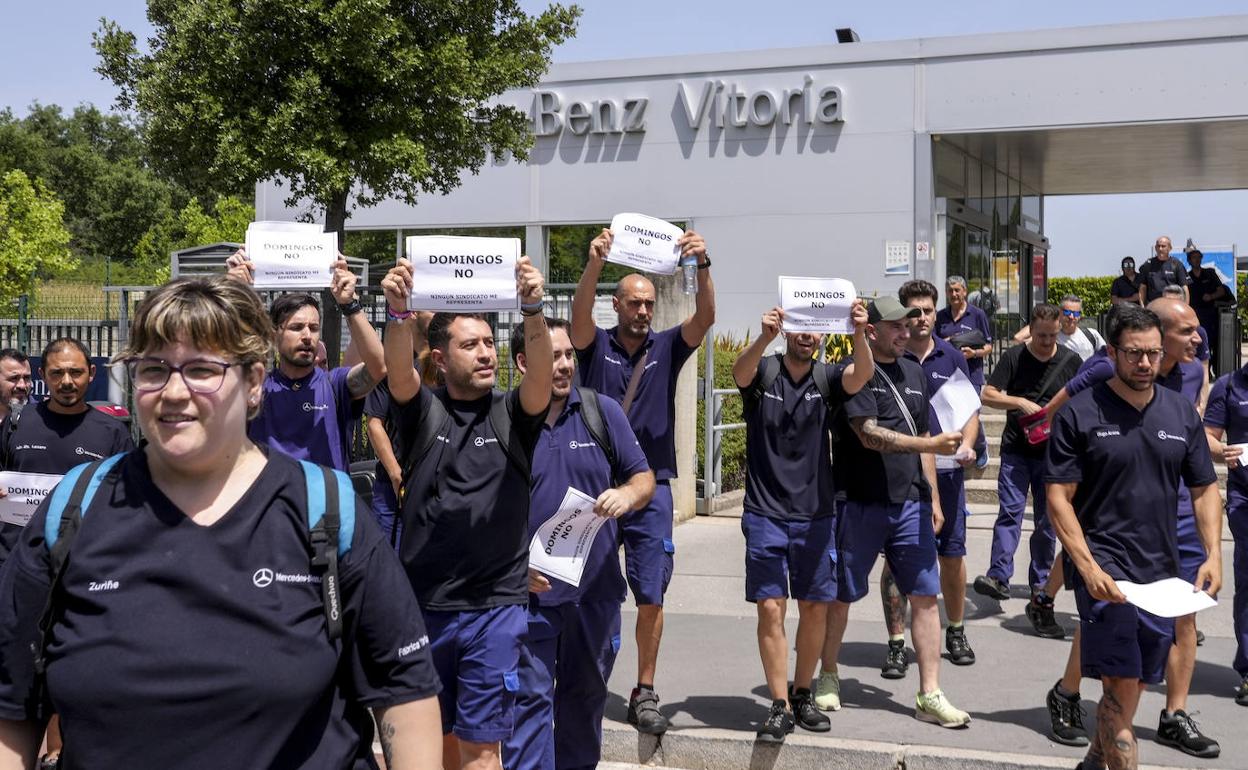 Trabajadores de Mercedes protestan en la concentración convocada por UGT y CC OO en la entrada a la fábrica.