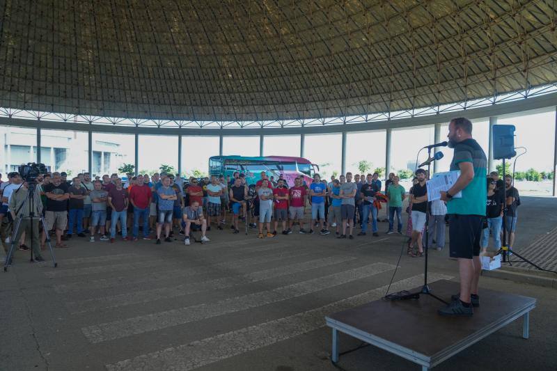 El presidente del comité, Igor Guevara (ELA), se dirige a los trabajadores en la asamblea matinal convocada por ELA, LAB y ESK.