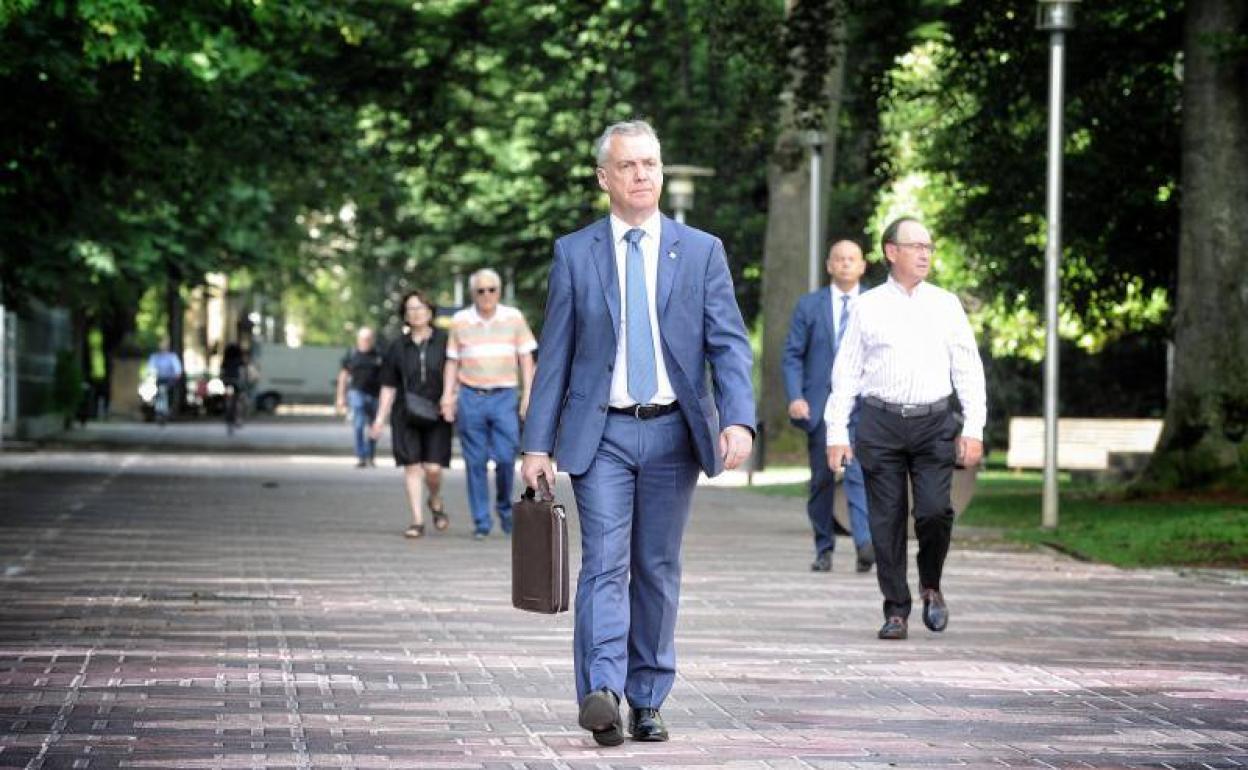 El lehendakari llega al Parlamento vasco, donde hoy se celebra pleno ordinario. 