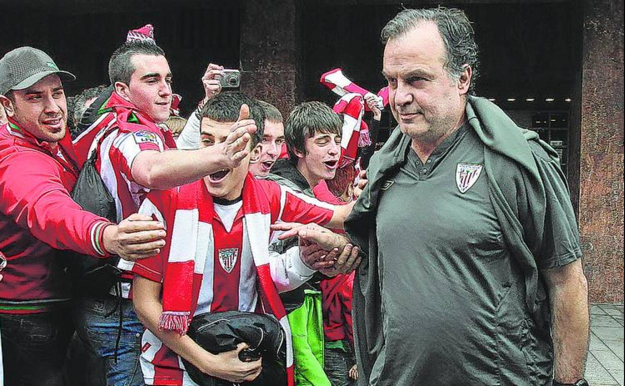 Bielsa, en la salida del hotel para acudir a la vuelta de octavos de la Europa League ante el United. 