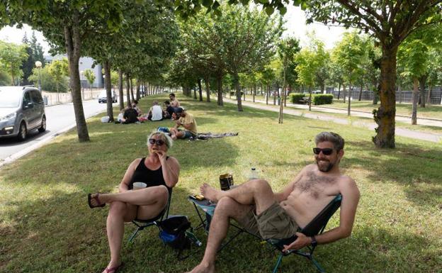 Imagen principal - El calor sofocante se ha hecho notar a primera hora de la tarde en el camping del festival. 