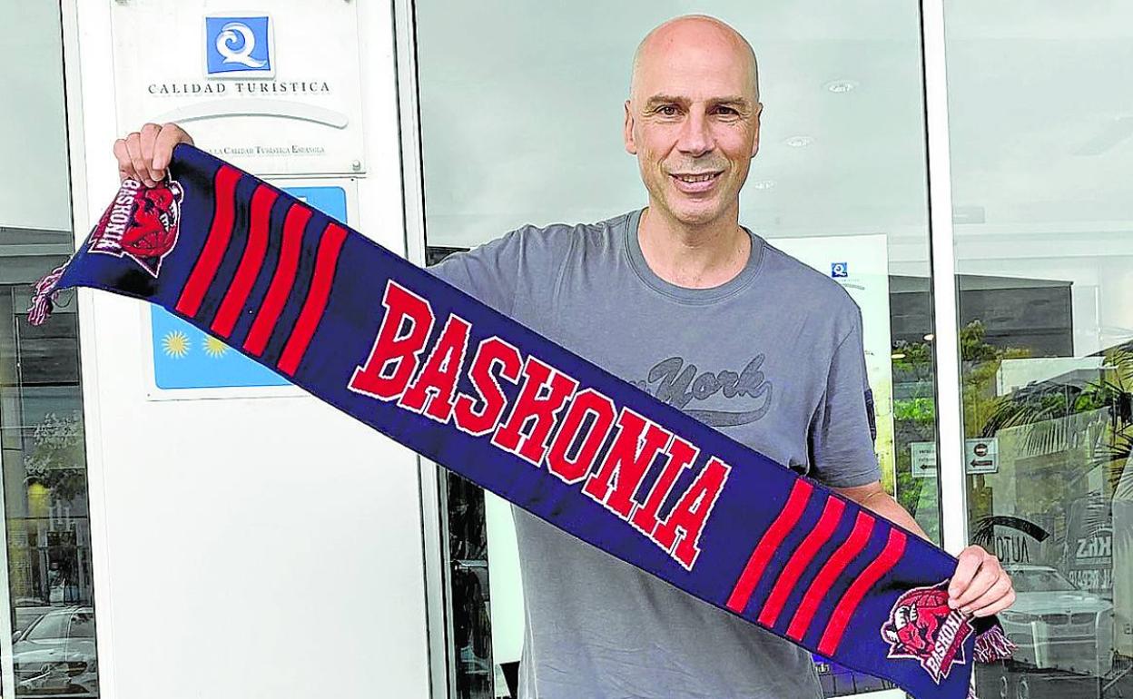 Peñarroya enarbola la bufanda azulgrana poco después de llegar a la capital alavesa ayer tarde. 