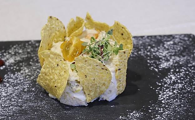 Ensaladilla rusa con patata machacada y totopo de maíz.