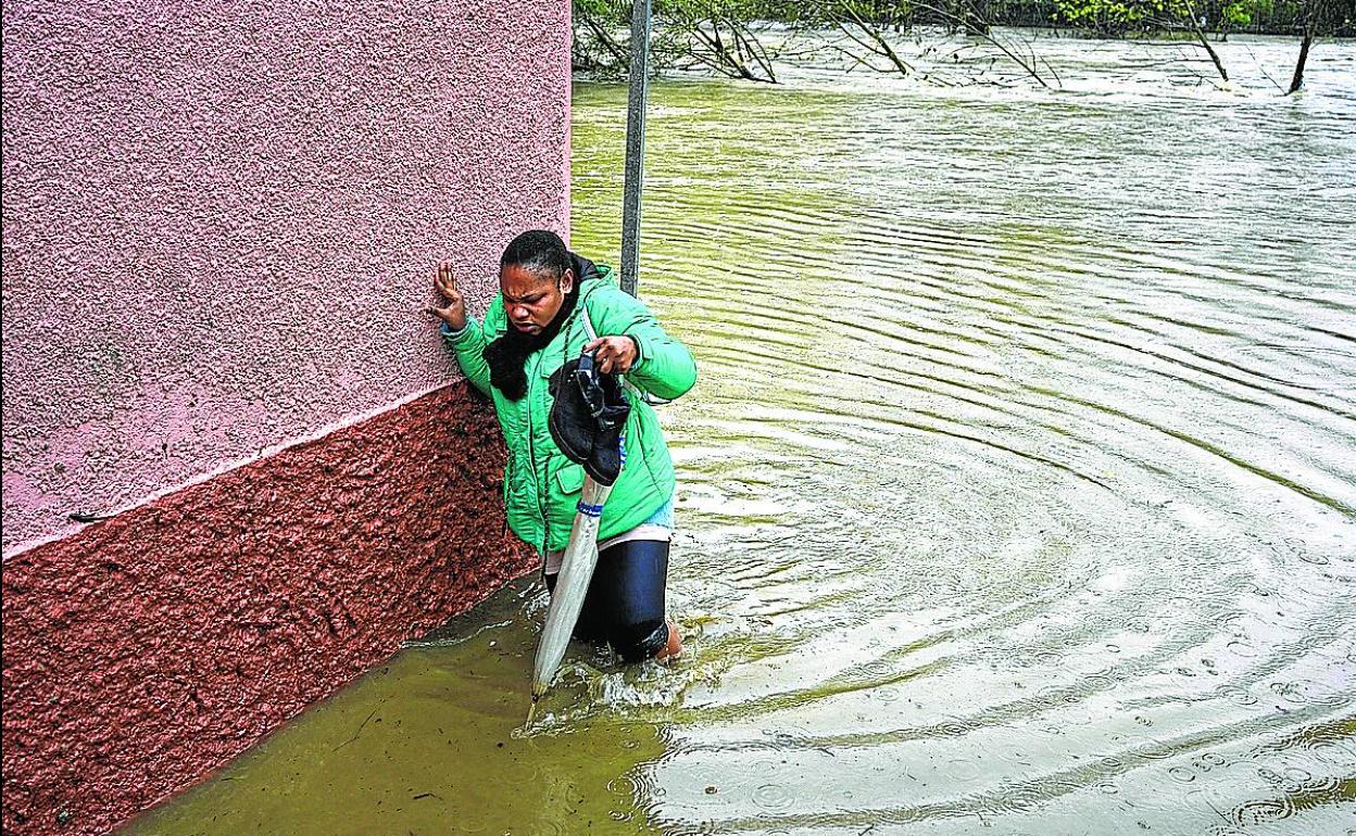 Una mujer atrapada por las inundaciones que sufrió Sodupe a finales del año pasado.