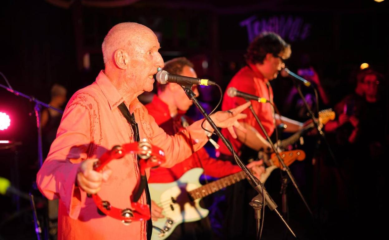 Micky, pandereta en mano, lideró un concierto potente y divertido de rock-blues.