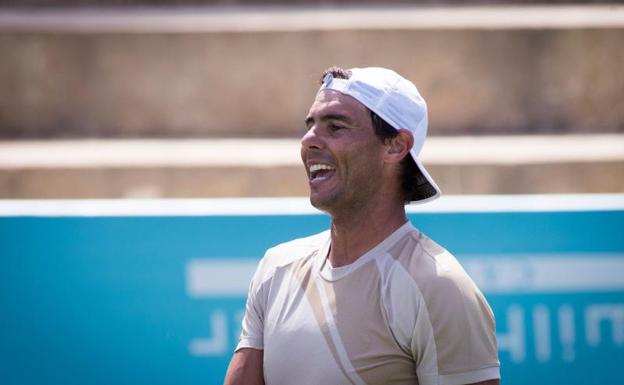 Nadal sonríe durante su entrenamiento de esta mañana en el Country Club de Mallorca. 