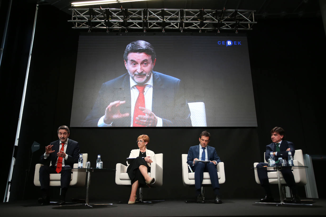 Arantxa Tapia en un foro con Josu Jon Imaz 