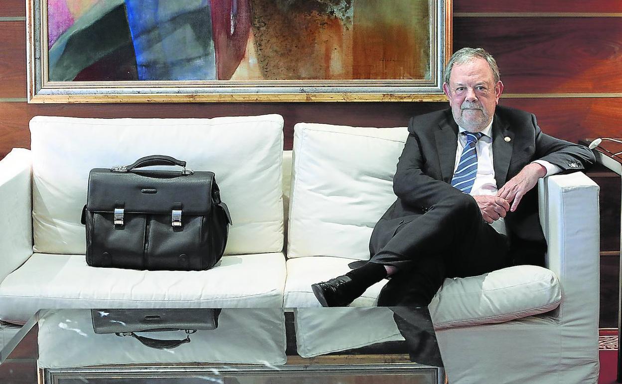 El consejero Pedro Azpiazu, en un despacho del edificio de la Bolsa de Bilbao.