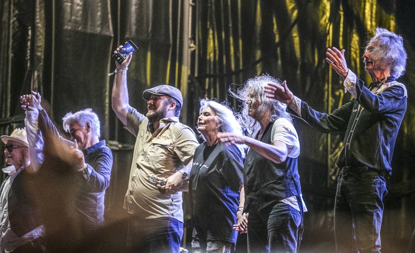 Patti Smith, con chaleco y camiseta blanca, invitó a Emmylou Harris, a su derecha, para cantar 'People have the power' junto a su banda. 