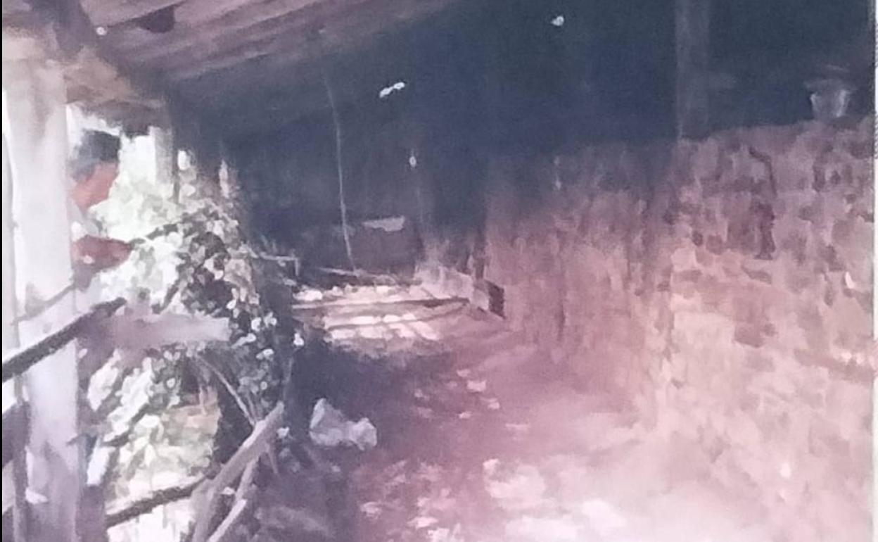 Un hombre contempla la bolera cuando aún estaba abierta, en 1975. 