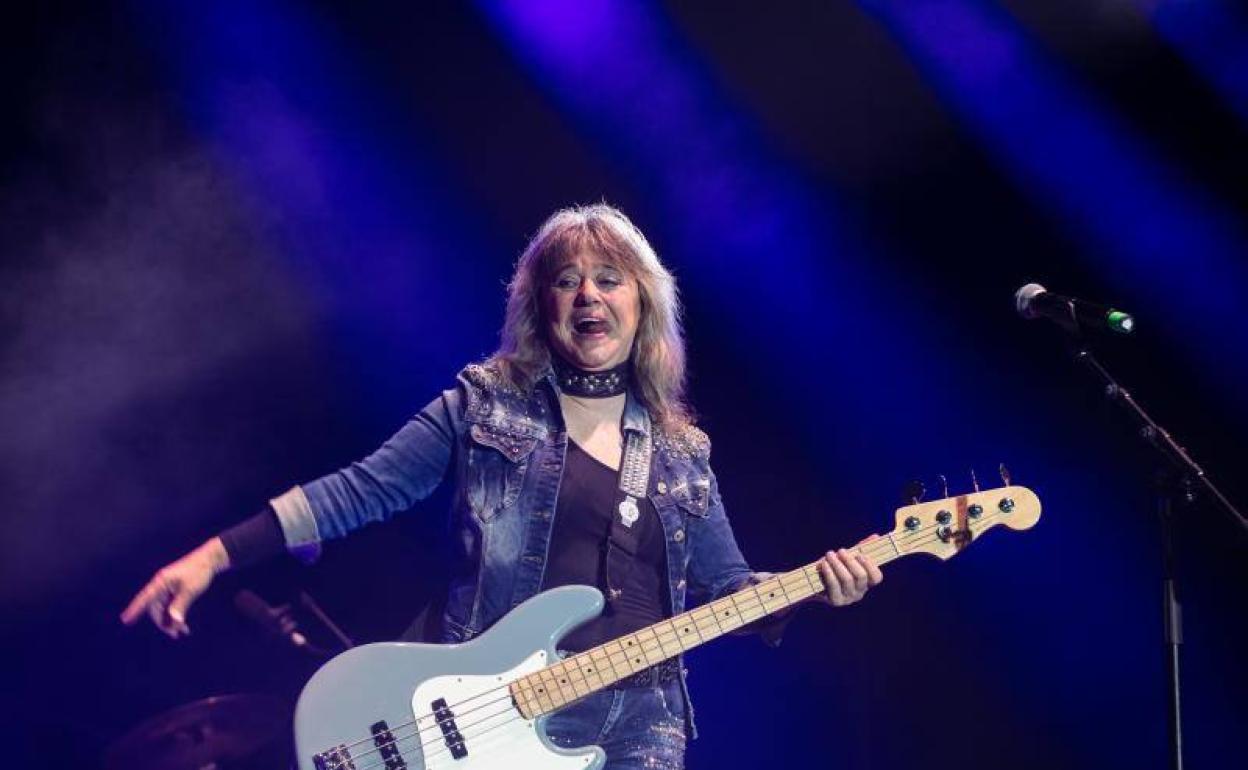 Suzi Quatro, con su bajo Fender Jazzbass, durante su intenso concierto en el Azkena.