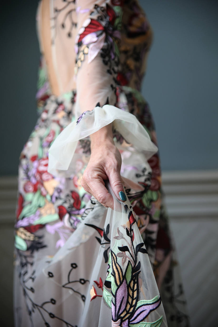 Fotos: La invitada que brilló en la lujosa boda de Nuria March con vestido y capa vizcaínas