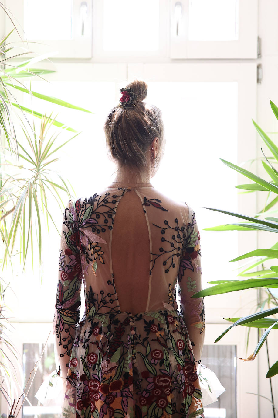 Fotos: La invitada que brilló en la lujosa boda de Nuria March con vestido y capa vizcaínas