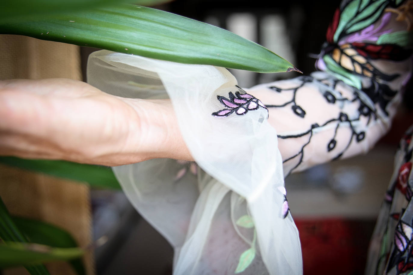 Fotos: La invitada que brilló en la lujosa boda de Nuria March con vestido y capa vizcaínas